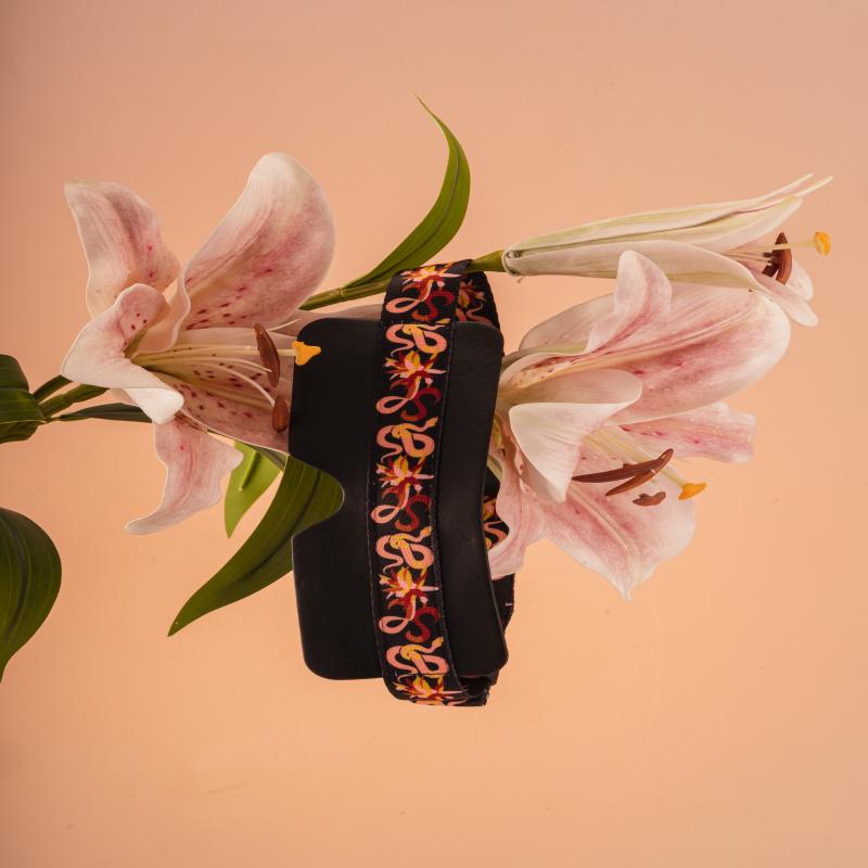 Das Bondage-Fesselset aus Leder „The Flowering Serpent“ 